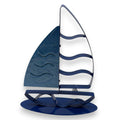 Ein elegantes metall-segelboot in blau mit cremefarbenen wellenförmigen segeln und glänzender oberfläche