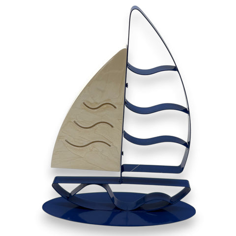 Metall-segelboot blau/creme mit hellholzstruktur und navy blauen segeln als wandregal auf passendem sockel