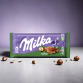 Milka schokolade haselnuss 45g in lila und grün verpackt mit kuhillustration auf der vorderseite