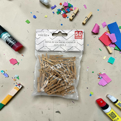Ein paket mit 50 kleinen handgemachten holz-wäscheklammern von stern fabrik mini-wäscheklammern aus holz