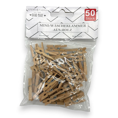 Ein paket mit 50 mini wäscheklammern aus holz in natürlichem hellbraun mit metallfedermechanismus