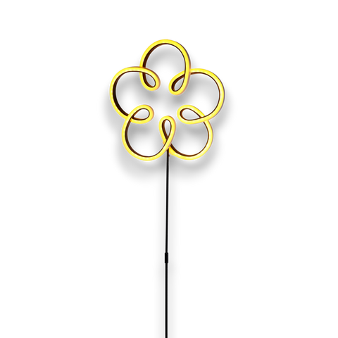 Goldene neonblumenförmige outdoor-gartenleuchte mit schlankem schwarzem stiel für gartenbeleuchtung