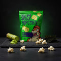 Vibrante grüne tüte boo-yah spicy popcorn mit cartoon-tiger-motiv und mori und wasabi geschmack 80 g