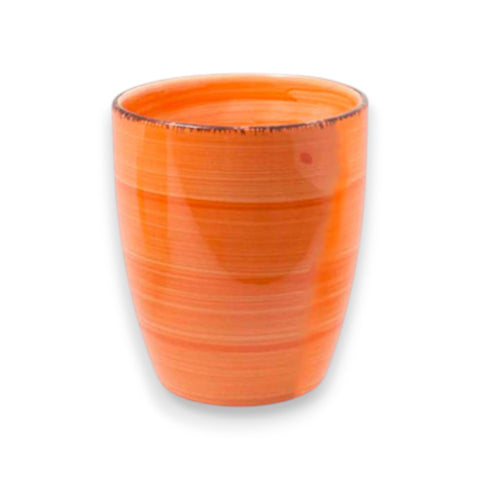 Vibranter orange keramikkaffeebecher ohne griff mit subtilen horizontalen rillen und leicht strukturierter kante