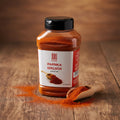 Ein klarer plastikglas mit schwarzem deckel enthält lebhaft rotes gemahlenes paprika edelsüß von goo food 370g