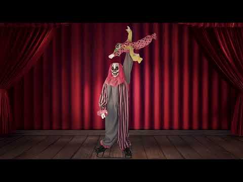 Clown hält kleinen Clown in die Luft
