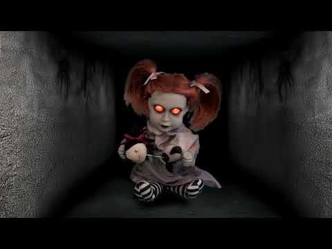 Puppe zerreißt Kuscheltier