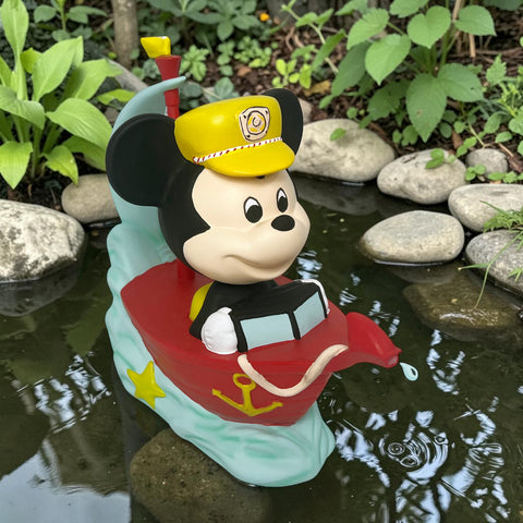 Gießkanne 3d mickey boot mit fröhlicher mickey mouse figurine in gelbem matrosenhut und rotem boot mit goldenen anker und sternen