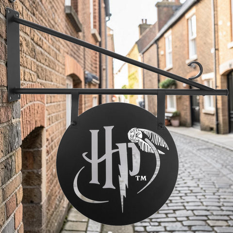 Schwarzes rundes metall türschild harry potter mit silbernem logo und fliegender eule design