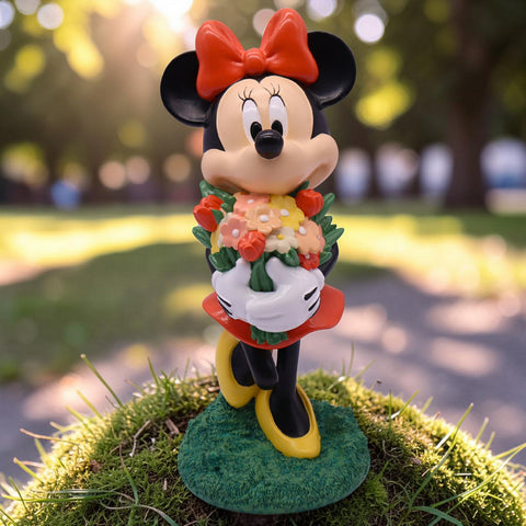 Gartenfigur minnie in rot mit schleife aus glänzendem kunststoff hält bunten blumenstrauß mit schwarzen ohren und gelben schuhen