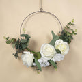 Weißer künstlicher rosen-hortensienring mit grünen eukalyptus- und hortensienakzenten am dunklen metallring 51cm