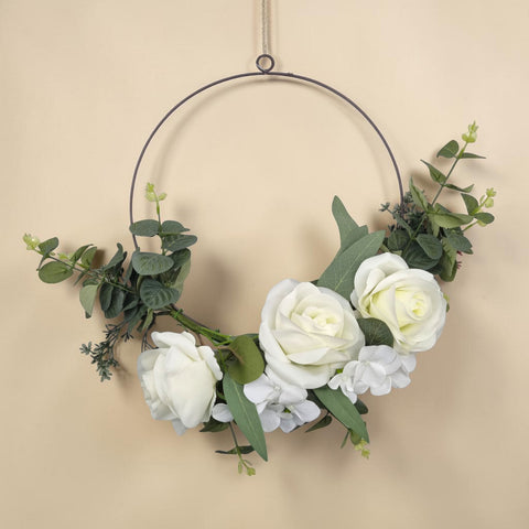 Weißer künstlicher rosen-hortensienring mit grünen eukalyptus- und hortensienakzenten am dunklen metallring 51cm