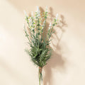 Ein zarter künstlicher salvien-mix-busch mit schlanken grünen stielen und weißen blüten, 48 cm lang, mit rustikalem twine gebunden