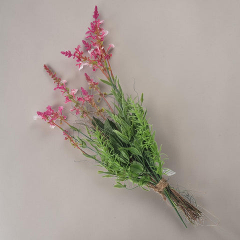Ein zarter kunstsalbeibund in rosa und weiß mit grünem laub, 48 cm, gebunden mit rustikalem twine