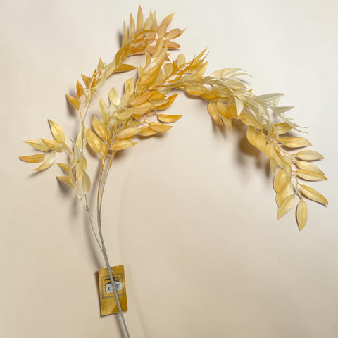 Delikate golden-gelbe künstliche blattgirlande weidenzweig beige mit schlanken stielen und mehrlagigem blattwerk