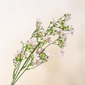 Eine zarte künstliche apfelblüte in softpink 67 cm mit weißen kleinen blüten und grünen stängeln