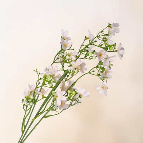 Eine zarte künstliche apfelblüte in softpink 67 cm mit weißen kleinen blüten und grünen stängeln