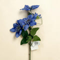 Deko clematis blau mit lebendig blauen künstlichen blüten und glänzenden grünen blättern aus kunststoff