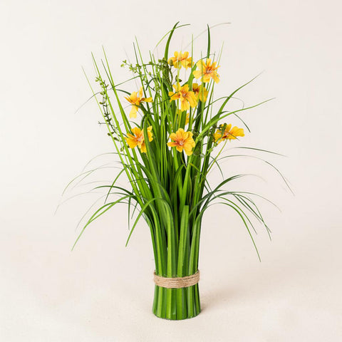 Ein künstlicher grasbusch mit leuchtend gelb-orangefarbenen cosmea-blumen und langen grünen grasähnlichen blättern 44 cm