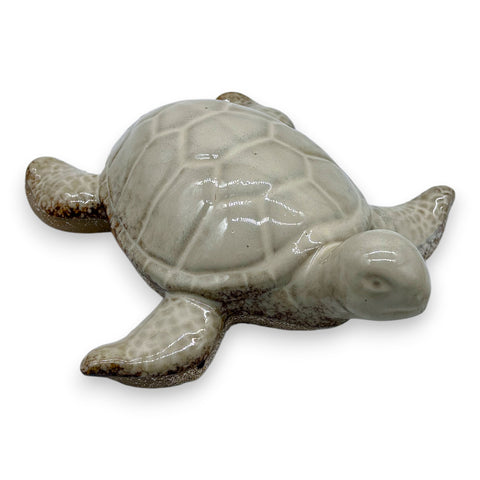 Glänzende hellgraue keramik schildkröte mit dezenten braunen sprenkeln am panzer und flossen 19,5x18x6cm