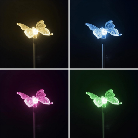 Ein transparenter schmetterlingsförmiger solar-gartenleuchte mit filigranen mustern und wechselnden led-farben gelb blau pink grün