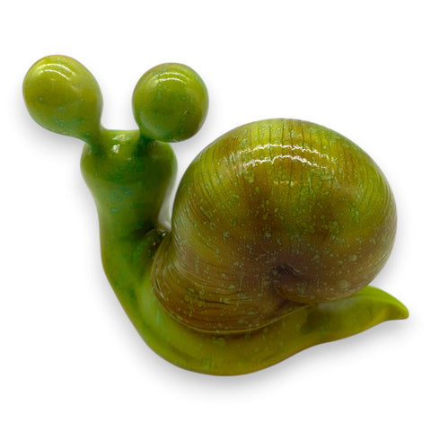 Glänzende transparente grüne schneckenfigur mit detaillierter schale und glatter oberfläche aus glas