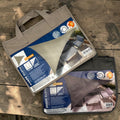 Beige stofftaschen mit dreieckigen sonnensegeln 3x3x3m in silber reflektierend und dunkelgrau