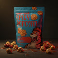 Ein lebhaft blau-roter wiederverschließbarer boo-yang beutel mit würzigem popcorn und einem tiger-maskottchen