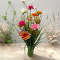 Ein frühlingsgras 70cm künstlicher blumenstrauß mit pinken orange weißen blüten in klarem glasvase
