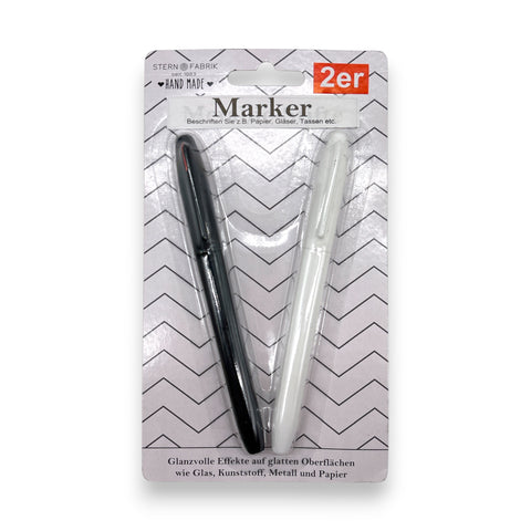 Ein 2er set stifte marker schwarz und weiß mit glänzender oberfläche zum schreiben auf glatten oberflächen