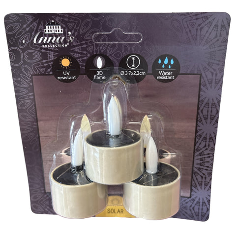 Set aus drei beige solarbetriebenen led kerzen mit 3d flammeneffekt auf dekorativer karte verpackt
