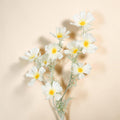 Zarte künstliche chrysanthemen im zweigformat 90x40x15cm mit weißen blüten und gelben stoffmittelteilen