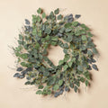 Eukalyptus-mix-kranz aus künstlichen eukalyptusblättern in grün und grau mit weißen blütendetails
