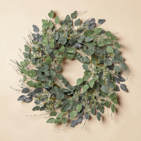 Eukalyptus-mix-kranz aus künstlichen eukalyptusblättern in grün und grau mit weißen blütendetails