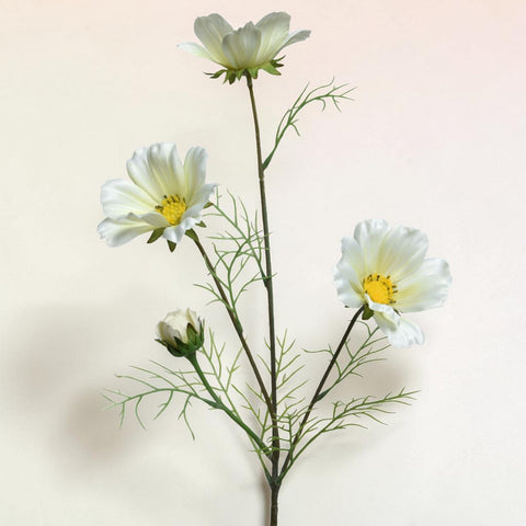 Delikates künstliches coreopsis weiß blumenarrangement mit schlanken grünen stielen und leuchtend gelben mittelpunkten
