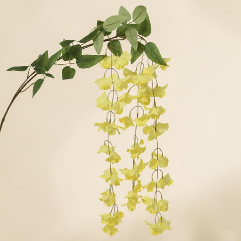 Eine zarte duftwicke 85cm künstliche rebe mit weichen gelben blüten und glänzenden grünen blättern