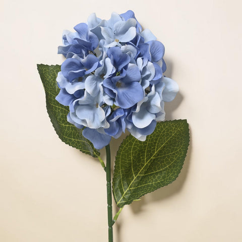 Delicate blaue hortensie am stiel 66 cm mit weichen schichten und lebhaften grünen blättern auf schlankem stiel