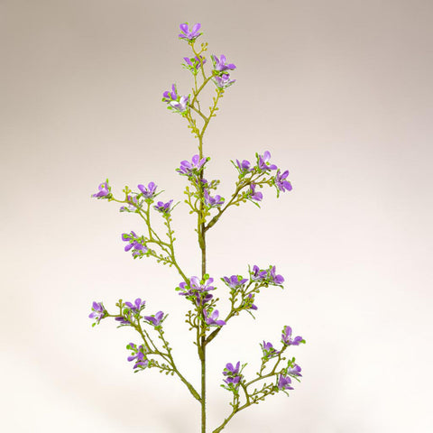 Delikater künstlicher jasminzweig mit zarten lila blüten und schlanken grünen zweigen