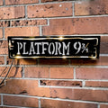 Metall-led-türschild bahnsteig 9 3 4 in schwarz mit weißer schrift goldener umrandung und leuchtender led-kante