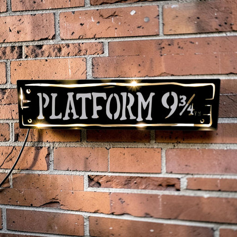 Metall-led-türschild bahnsteig 9 3 4 in schwarz mit weißer schrift goldener umrandung und leuchtender led-kante