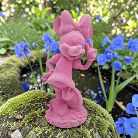 Pink minnie mouse garten statue 3d flock mit gepunktetem kleid und schleife stehend auf moosiger fläche