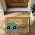 Braune kokosfussmatte mit grünem grogu motiv aus disney star wars, 60 cm, mit schwarzen augen und rosa ohrenansätzen