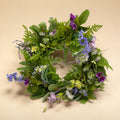 Ein blumen kranz 55cm aus künstlichen blättern und lila blumen mit grünen farnen für dekoration