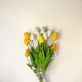 Künstliche tulpe 60cm mit leuchtend gelben und weißen künstlichen blüten und grünen stielen und blättern