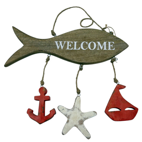 Rustikales willkommensschild fisch aus mangoholz mit weißer schrift und maritimen anhängern in orange weiß und rot