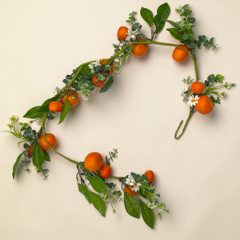 Eine dekorative girlande orange 120 cm mit orangefarbenen citrusfrüchten, grünen blättern und weißen gänseblümchen