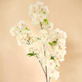 Kirschblütenzweig rosa mit zarten weißen blüten und rosa zentren an schlanken dunklen zweigen aus kunststoff