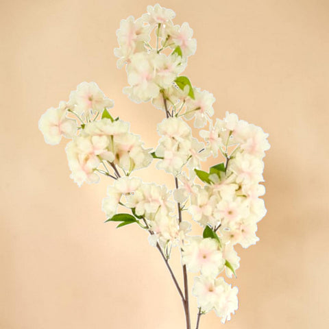 Kirschblütenzweig rosa mit zarten weißen blüten und rosa zentren an schlanken dunklen zweigen aus kunststoff