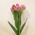 Ein bund von fünf künstlichen tulpen mit pink-weißen blüten und grünen stielen 49 cm lang