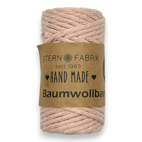 Ein spule weiches blushfarbenes handgemachtes baumwollband von stern fabrik 25 meter lang
